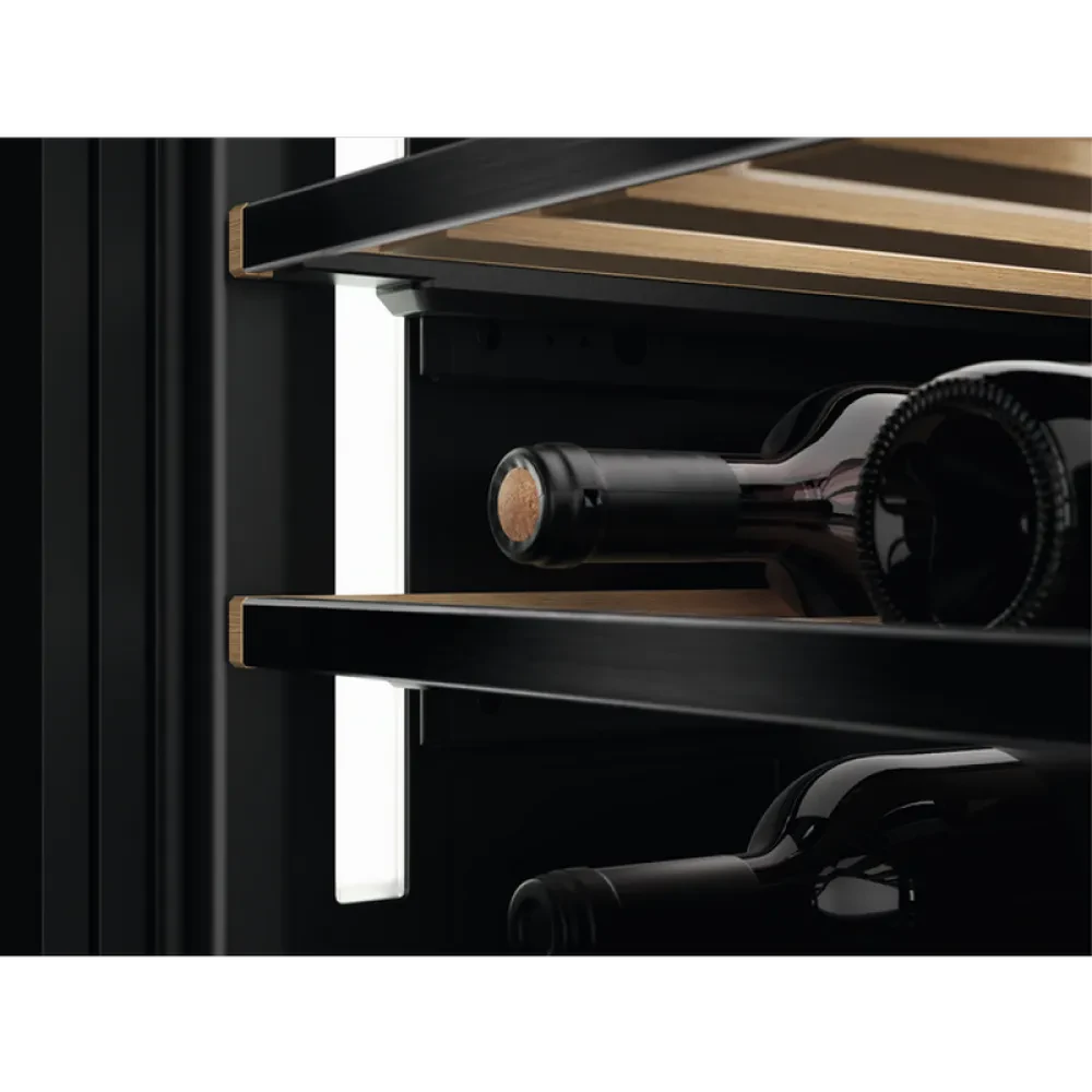 Dulap pentru vin AEG AWUS040B8B, Negru